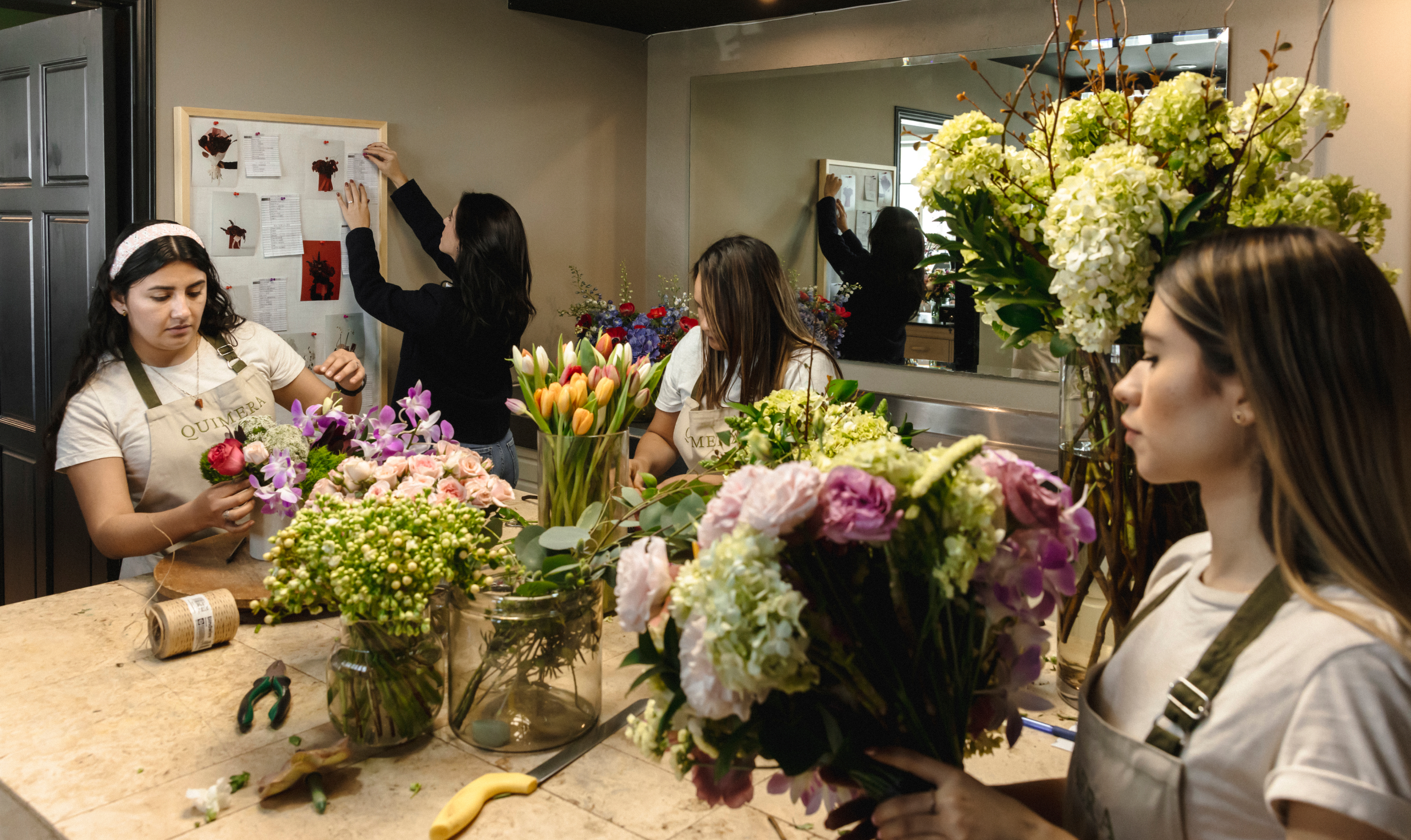 ¿Cuándo es el momento de contratar ayuda en tu florería?